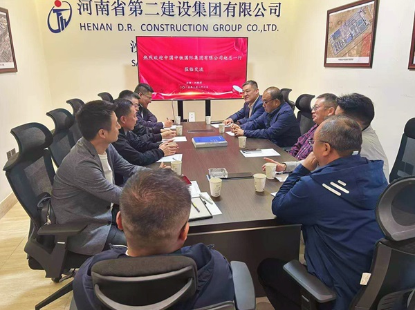 3.黄书记一行在沙特分公司与中铁国际集团总经理赵金祥会谈.jpg 3.黄书记一行在沙特分公司与中铁国际集团总经理赵金祥会谈.jpg
