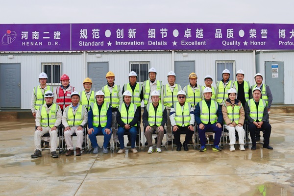 6.黄书记一行与沙特凯西姆II燃机项目员工合影.jpg 6.黄书记一行与沙特凯西姆II燃机项目员工合影.jpg